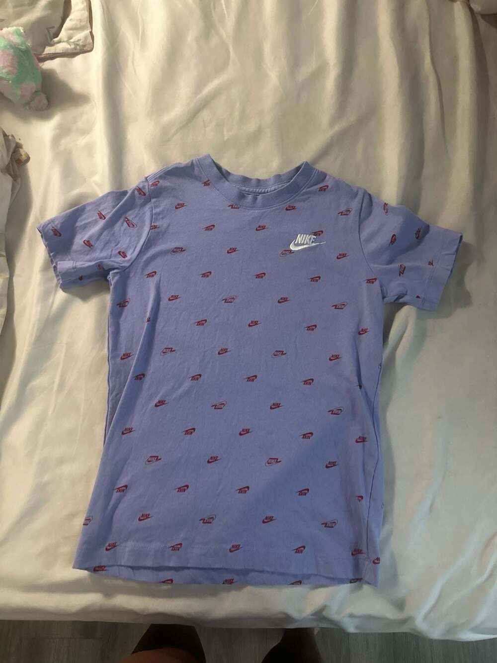 Boys Nike All Over Print Logo T-Shirt Lavender Purple Size M